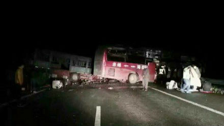 内蒙古一货车为躲避马匹撞上客车 致12人死亡