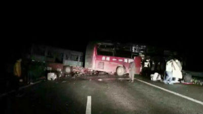 内蒙古一货车为躲避马匹撞上客车 致12人死亡