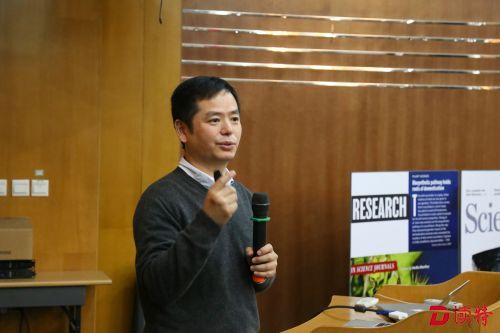 <p>黄三文研究员在国际基因组学大鹏年会上做主题演讲</p>。