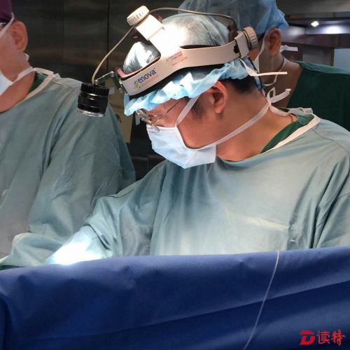 市孙逸仙心血管医院引入的三名工程团队正在进行心脏手术。