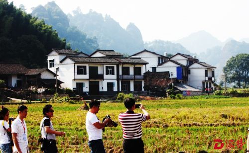 旅游带动当地村民至富，如今村民建起了新楼房办起民宿。