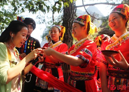 热情好客的彝族姑娘为客人献上一杯栏门酒。