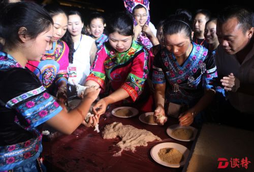 热情好客的彝族姑娘和客人一起做年糕