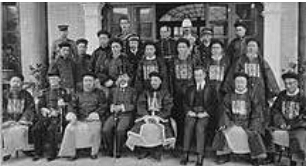 1911年10月，广九铁路华段开通时，中英双方官员合影