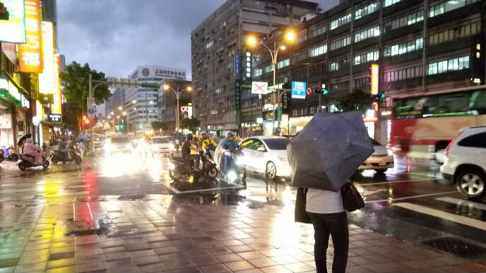 “鲇鱼”来势汹汹台湾全岛进入警戒范围