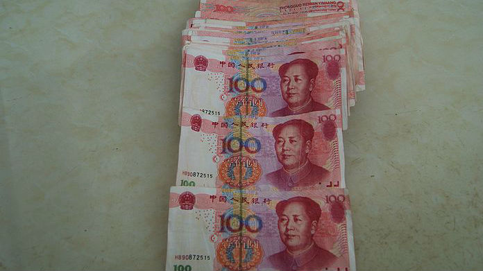 这俩人专在乡镇小店百元大钞买香烟 原因竟这样