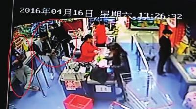 嫌疑人在超市里购物。视频截图