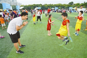 孩子们尽享丰富多彩的体育活动。
