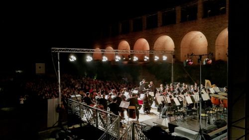 <p><p><p>意大利艾米利亚音乐节的闭幕式音乐会演出</p></p></p>