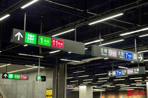 07 车公庙站是地铁1、7、9、11号线换乘站。目前，运营中的1号线与11号线的换乘模式为站厅换乘，7、9号线与1、11号线之间亦需经站厅换乘，7、9号线之间的换乘模式则是同站台换乘（太安、文锦方向及红树湾南、西丽湖方向）及夹层换乘（太安、红树湾南方向及西丽湖、文锦方向）。