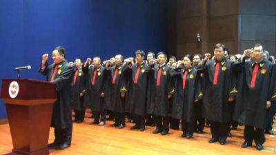 身披黑色“战袍”， 841名入额法官集体宣誓