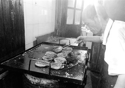 “上海爷爷”正在烤制“阿大葱油饼”