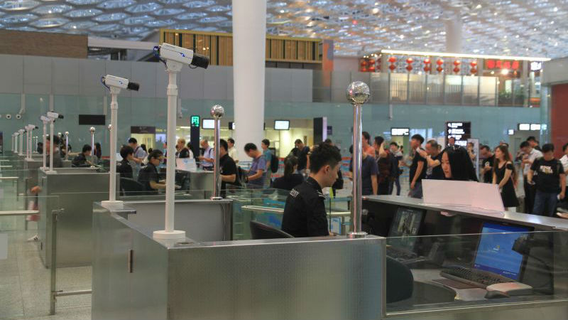 深圳机场全面“刷脸”  冒用证件一查一个准