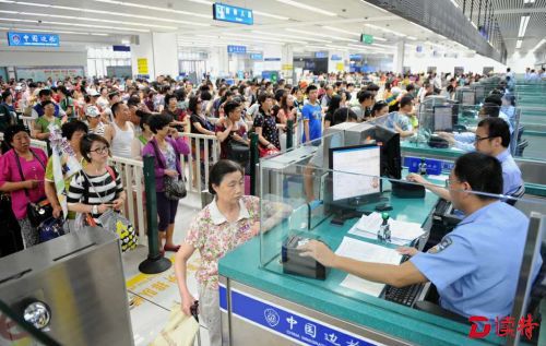 旅客在通过福田口岸。黄俊生摄