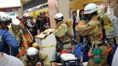 东京地铁站发生疑似毒气袭击事件 数人受伤 
