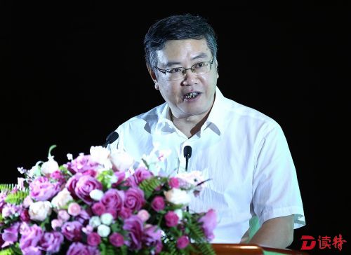 报业集团党组书记、社长陈寅发言