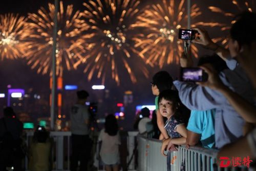 在香港欣赏烟花时乱抛垃圾可被罚款1500元