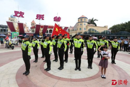 交警铁骑队为国庆生 首支女队飒爽亮相 