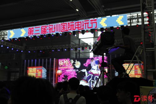 跳伞划艇滑雪赛车漫步太空 VR体验展亮相深圳