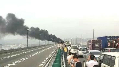 虎门大桥今早有大巴自燃！！已堵了10多公里！