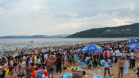 人头攒动 大梅沙成了“人海”！
