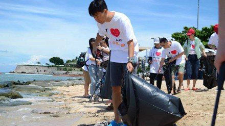 中国志愿者在泰国海滩捡垃圾 泰媒：好样的