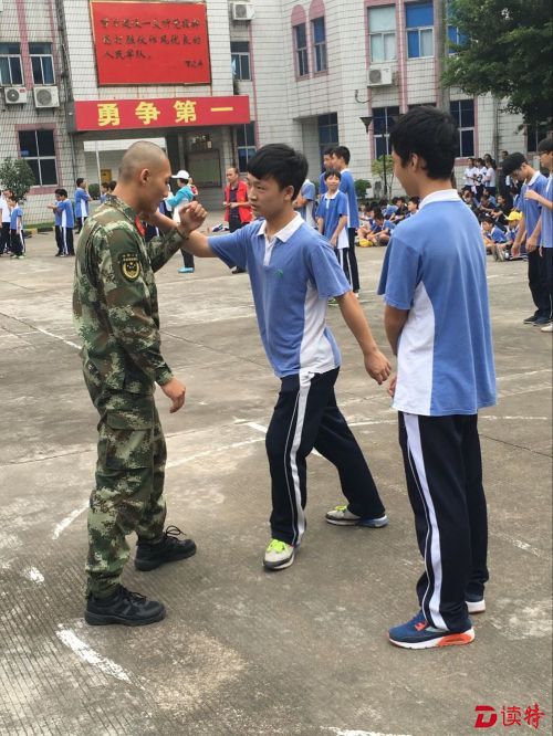 赤湾学子学习国防榜样 (2)