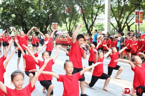 四联小学国庆快闪引得市民纷纷驻足观看