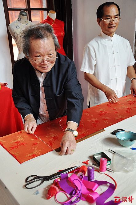 台北老字号的许荣一师傅说，他师傅60年前从上海带来的制作传统旗袍的手艺深受眷村人喜爱。