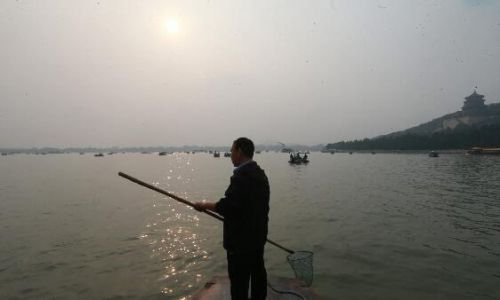 8名保洁员清洁200余公顷水面。