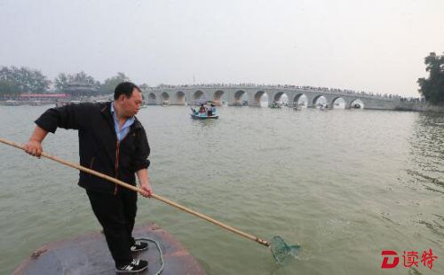 考虑到水面的安全和景观协调，200多公顷的水面都由湖面保洁班的5条手划船、2条机动船负责，一艘保洁小船只有三平米大小，类似一张加长的单人床，只能容纳一名保洁员操作，保洁员既要当船工又要当水上环卫工。