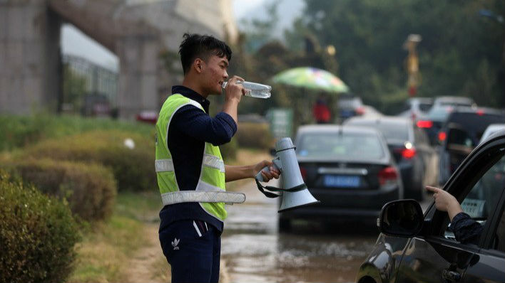 心累！安全员每天喊300遍别下车 半天喝掉6瓶水