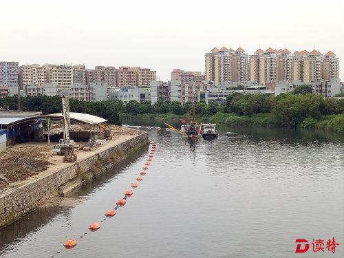 挖泥船挖出的底泥通过全程封闭的管道输送至底泥处理厂