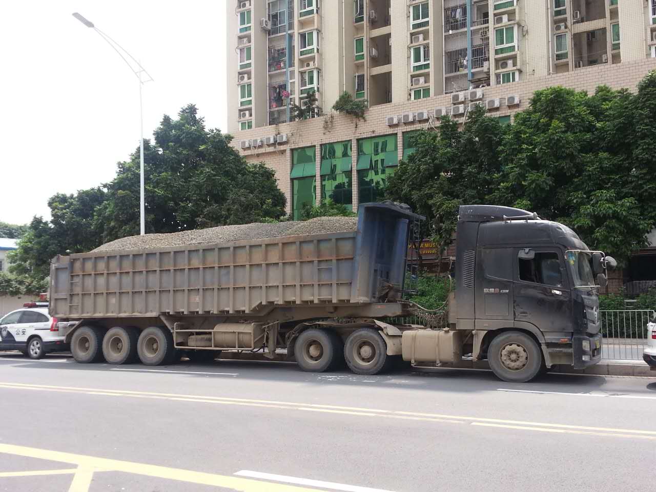 假牌超载阻扰执法 这一夜嚣张泥头车违法1074宗