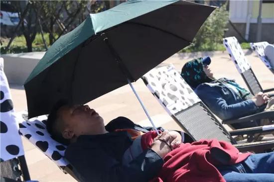 哈尔滨睡觉大赛 有人躺了10小时厕所都不去