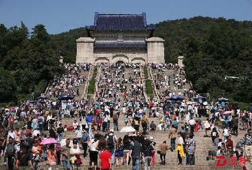 国庆长假5天中国旅游消费超4千亿 返程高峰启动