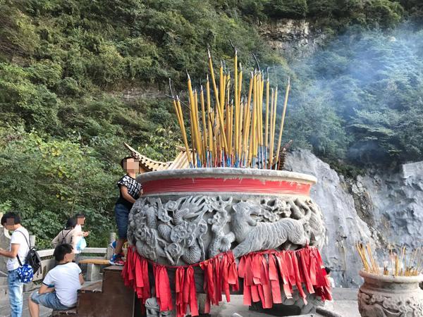 张家界5A景区设祭天炉卖高香 699元一支