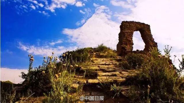 山西明长城“月亮门”倒塌 官方回应为大风所致