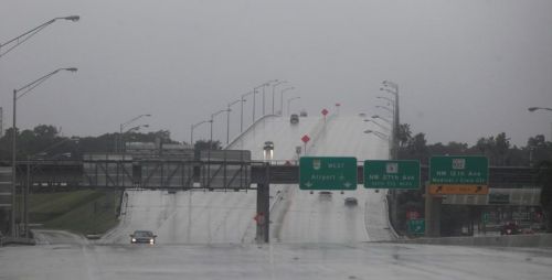 迈阿密海滩附近已经迎来降雨。