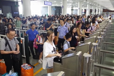 国庆假期深圳各口岸每天六七十万人出入境
