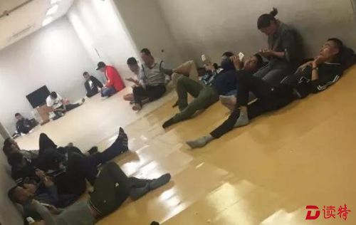 “小黑屋”内的游客席地坐卧。 受访者供图