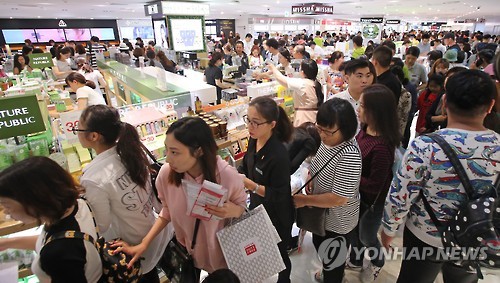 10月2日，位于首尔中区的乐天免税店挤满顾客。