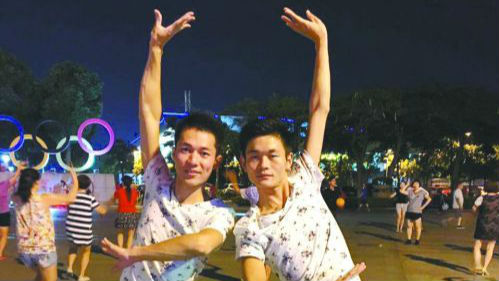 90后帅哥组合专职教广场舞