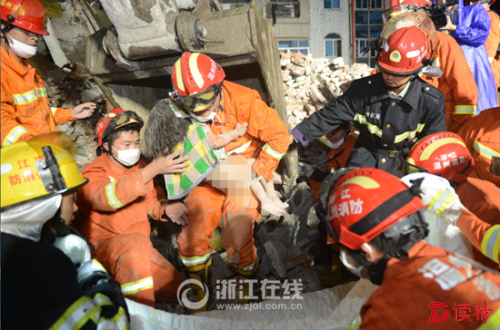 温州鹿城区塌楼事故现场救出的女孩，抱出时还用力抓住了救援人员。
