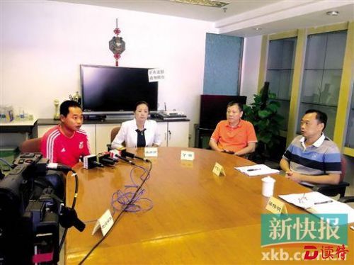 昨天上午,广州市足协召开新闻通气会,亿达俱乐部负责人刘丽芬(白衣女)公开致歉。 新快报记者王敌/摄
