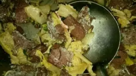 山东一学校食堂疑给学生吃猪食 家长怒讨说法