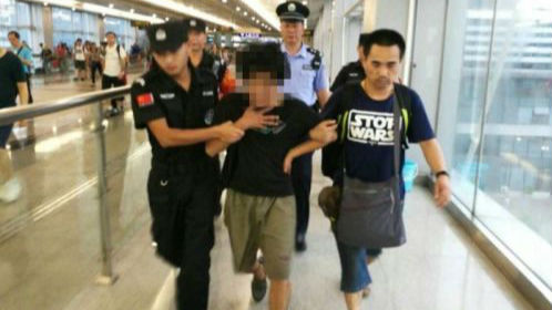 港籍男子不肯家人带回 边检民警协助其返港