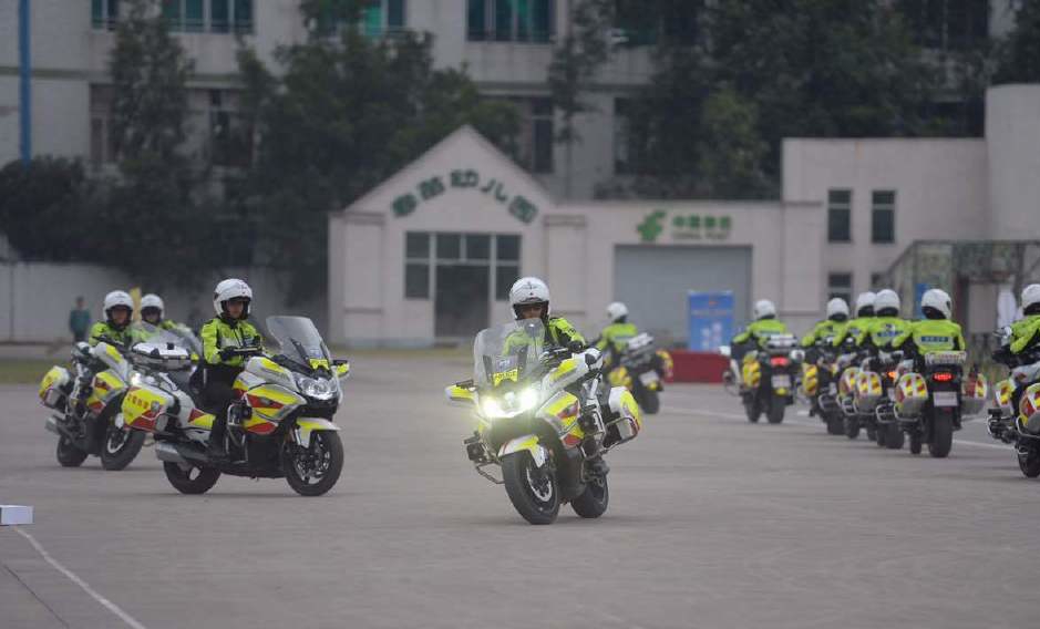 广东交警大比武！铁骑队员特技表演“蝴蝶穿花”