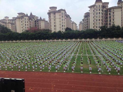 3784名学生齐跳“足脊健康操”刷新吉尼斯纪录