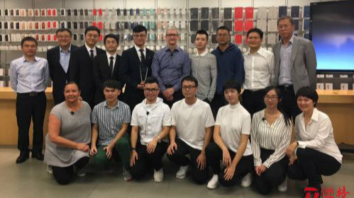 苹果CEO库克访深 把整个上午都给了这群学生